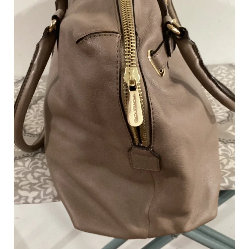 Authentic Michael Kors Hamilton Satchel Beautiful taupe 